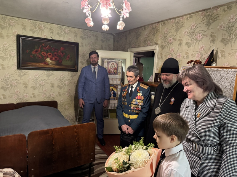 Епископ Шахтинский и Миллеровский Симон вместе с руководством города поздравил ветерана Великой Отечественной войны А.Д. Писанную