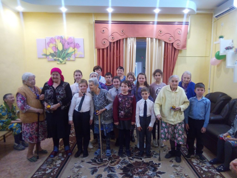 Концерт, посвященный Дню матери, в Центре социального обслуживания пожилых людей и инвалидов провели воспитанники воскресной школы «Азы Православия» Донецкого Успенского Архиерейского подворья