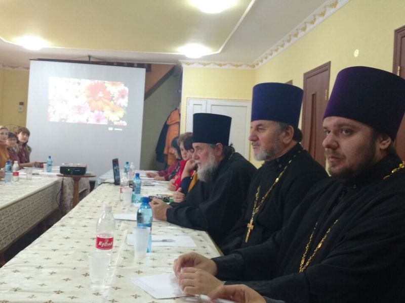 Клирик Кашарского благочиния, духовник Понамаревского Юрта иерей Максим Кибанов принял участие в круглом столе, состоявшемся в ст. Боковской
