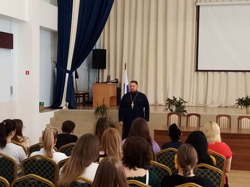Настоятель Державного храма города Донецка посетил родительское собрание