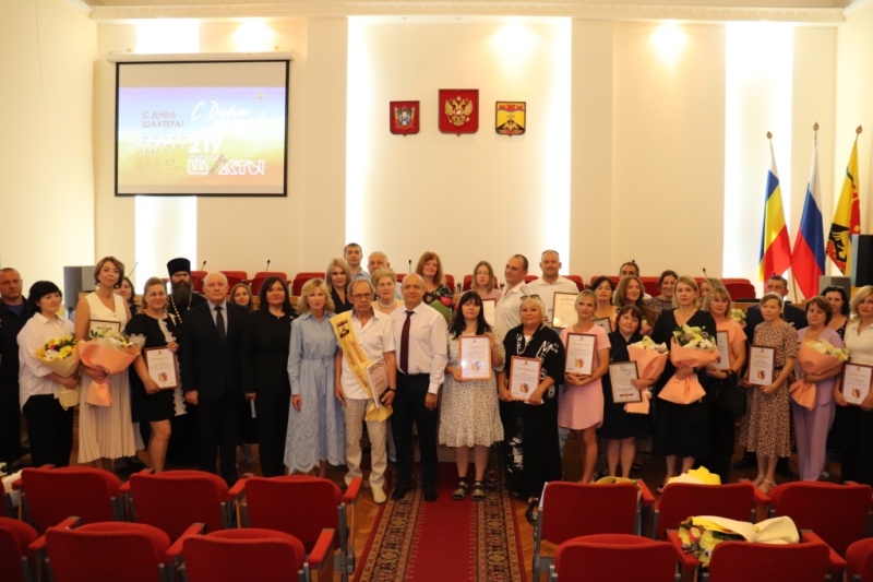 Ко Дню города Шахты иерею Александру Теличкину и его супруге вручены почетные награды