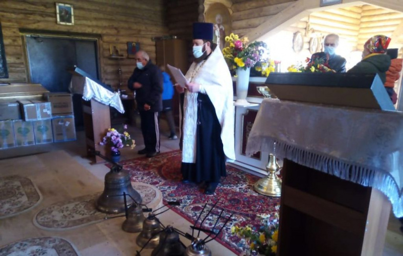 В храме апостола и евангелиста Иоанна Богослова хут. Красный иерей Андрей Павленков совершил чин освящения колоколов