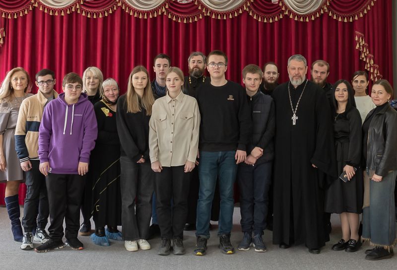 В рамках реализации проекта «Территория надежды» в духовно-просветительском центре при кафедральном соборе г. Шахты состоялось очередное мероприятие для добровольцев