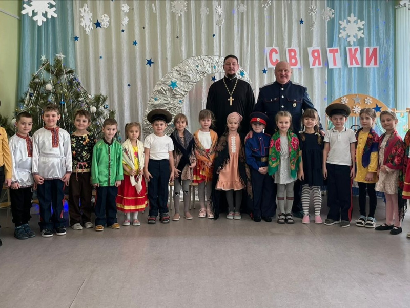 Святочная встреча благочинного Верхнедонского округа иерея Романа Митяшина с воспитанниками Вешенского детского сада №3