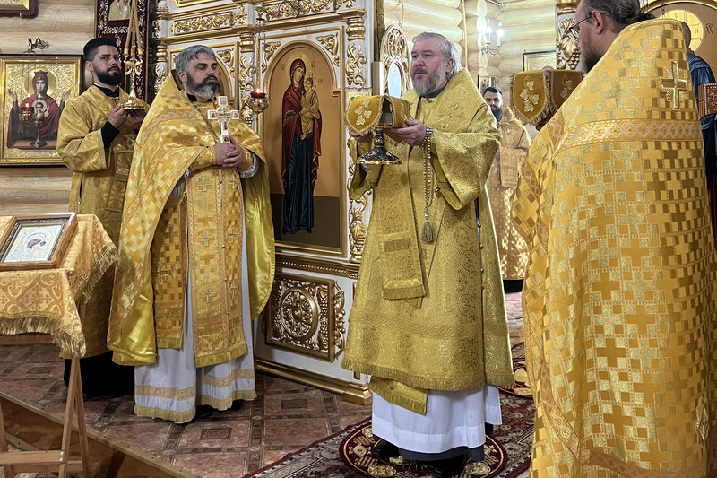 Епископ Шахтинский и Миллеровский Симон возглавил Божественную литургию в храме великомученицы Екатерины города Красный Сулин