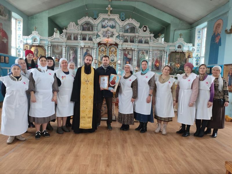 В Каменоломнях поблагодарили предпринимателя за помощь сестрам милосердия