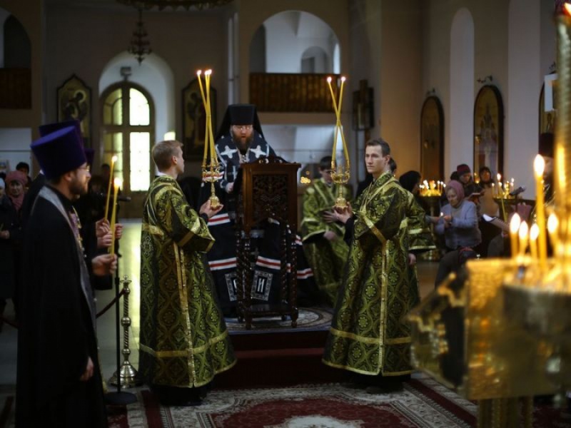 В понедельник первой седмицы Великого поста епископ Шахтинский и Миллеровский Игнатий совершил Великое повечерие в Покровском кафедральном соборе г. Шахты