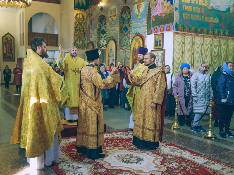 Епископ Шахтинский и Миллеровский Симон совершил воскресную Божественную литургию в главном храме Шахтинской епархии