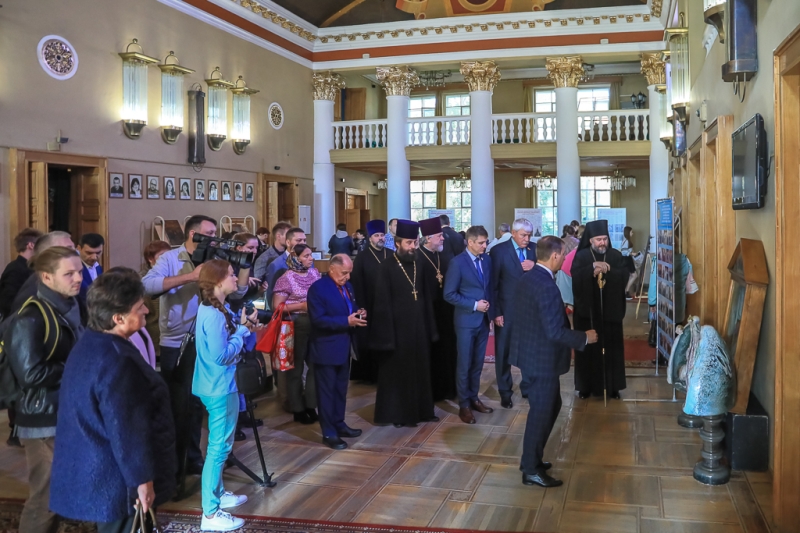 В рамках Первых международных Палестинских чтений в г. Шахты епископ Шахтинский и Миллеровский Симон принял участие в открытии выставки евлогий 