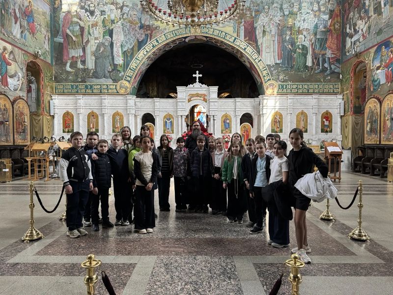 Школьники из гимназии № 10 города Шахты посетили Покровский кафедральный собор