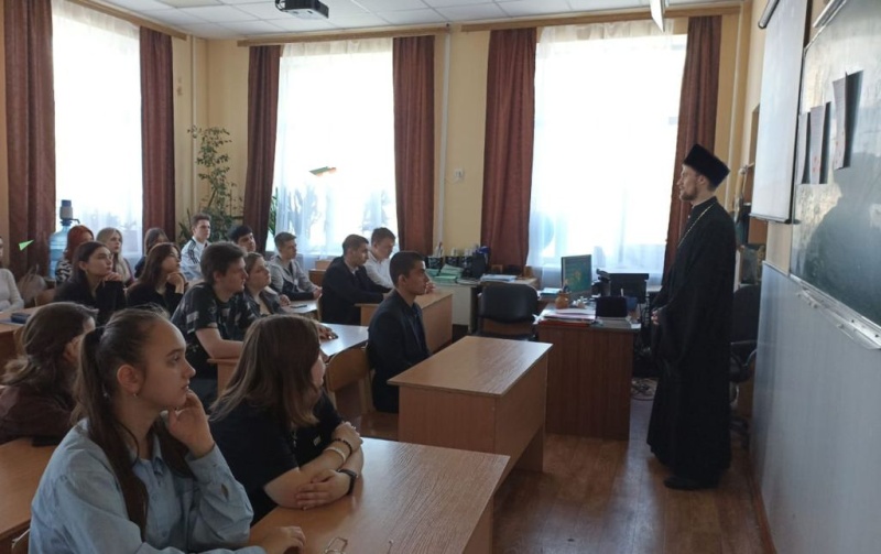 «Священник – это не профессия, это образ жизни». Иерей Даниил Зырянов провел встречу с учениками гимназии № 10 города Шахты