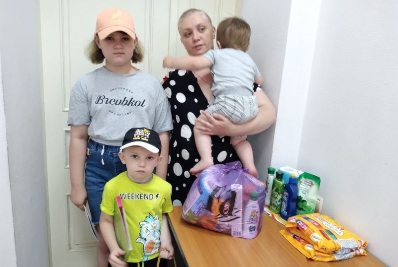 Более четырех тысяч вынужденных переселенцев из Донбасса и беженцев из Украины получили помощь в гуманитарных центрах Шахтинской епархии