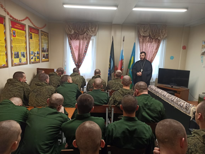 Настоятель храма Георгия Победоносца поселка Новозарянский иерей Сергий Липень посетил личный состав 163 танкового полка