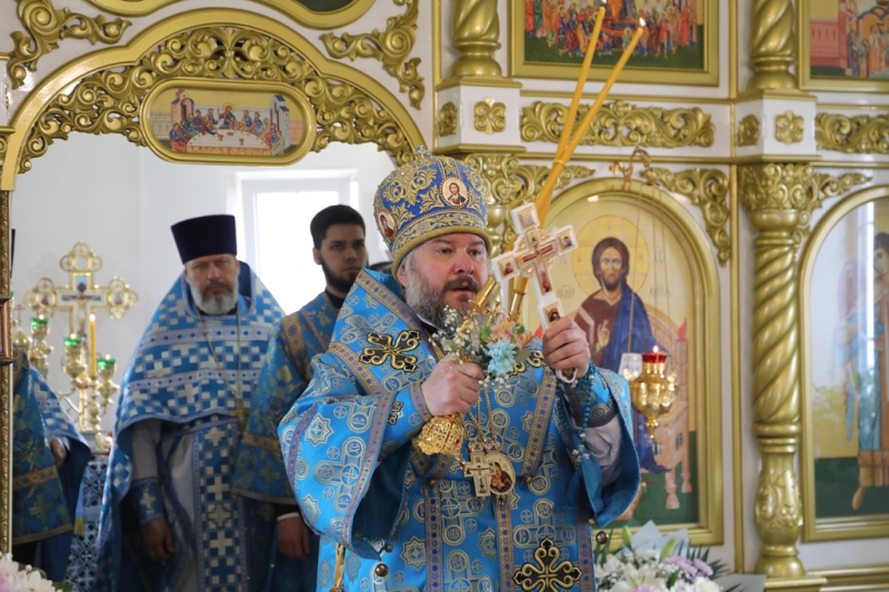 Преосвященнейший епископ Симон совершил Божественную литургию в храме святой благоверной княгини Анны Кашинской города Каменск-Шахтинский