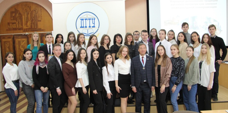 Епархиальный просветительский форум в шахтинском вузе через осмысление национальных традиций чаепития подчеркнул значение межкультурной коммуникации