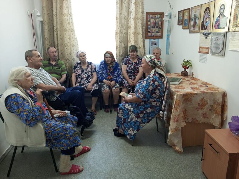 Занятие по Закону Божьему прошло в доме престарелых поселка Садовый