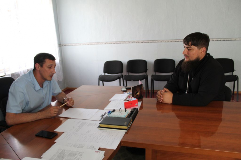 Иерей Олег Сударев провел рабочую встречу с главой Администрации Комиссаровского сельского поселения Красносулинского района Александром Сергеевичем Ковалевым