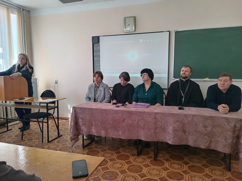 В Гуково прошла встреча со студентами по профилактике наркозависимости с участием священника