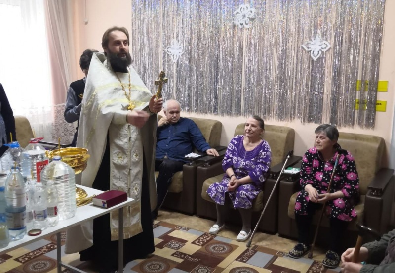 Людей старшего поколения центра социального обслуживания граждан пожилого возраста поздравили с Крещением Господним