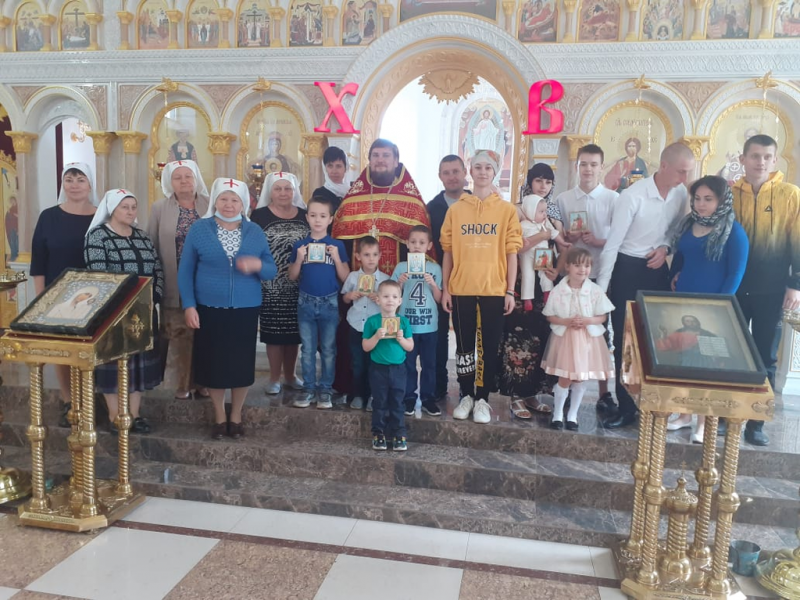 В храме Державной иконы Божией Матери г. Донецка приняли таинство Крещения дети из многодетных, малообеспеченных и попавших в трудную жизненную ситуацию семей