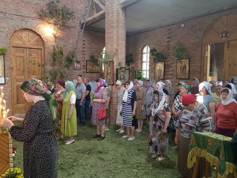 В День Святой Живоначальной Троицы, в Никольском храме слободы Кашары, была совершена Божественная литургия и Вечерня с коленопреклонными молитвами