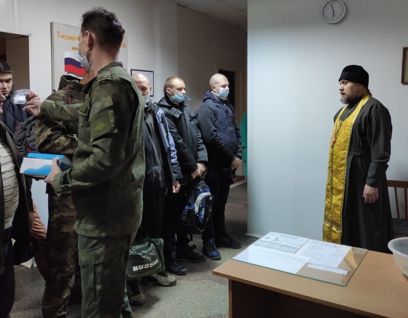 Иерей Сергий Артюшенко благословил призывников на воинскую службу