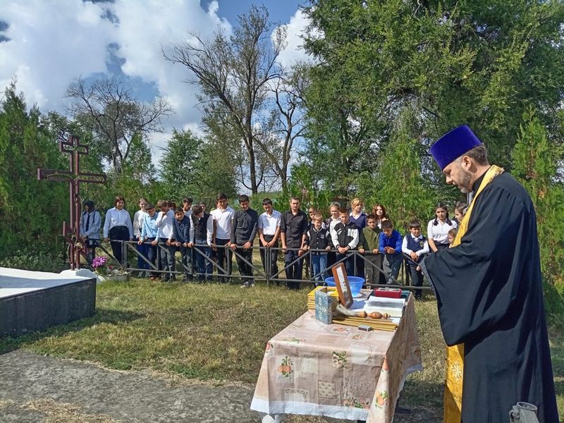 В праздник Усекновения главы Иоанна Предтечи протоиерей Роман Мясников посетил школу