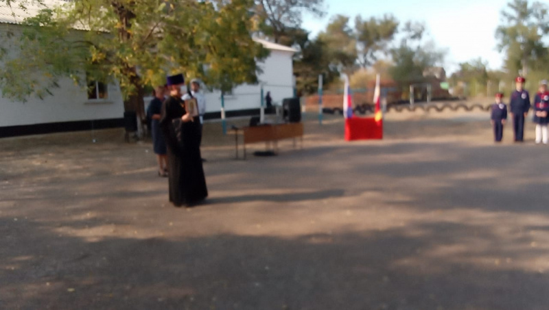 Протоиерей Роман Мясников поздравил учащихся 5 и 6 классов средней школы ст. Манычской с принятием в казачата