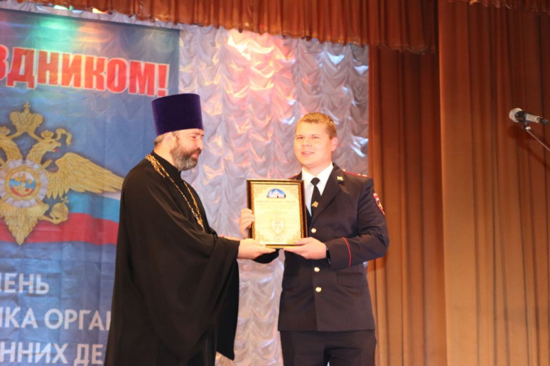 Иерей Андрей Ковалев поздравил сотрудников полиции г. Шахты с профессиональным праздником