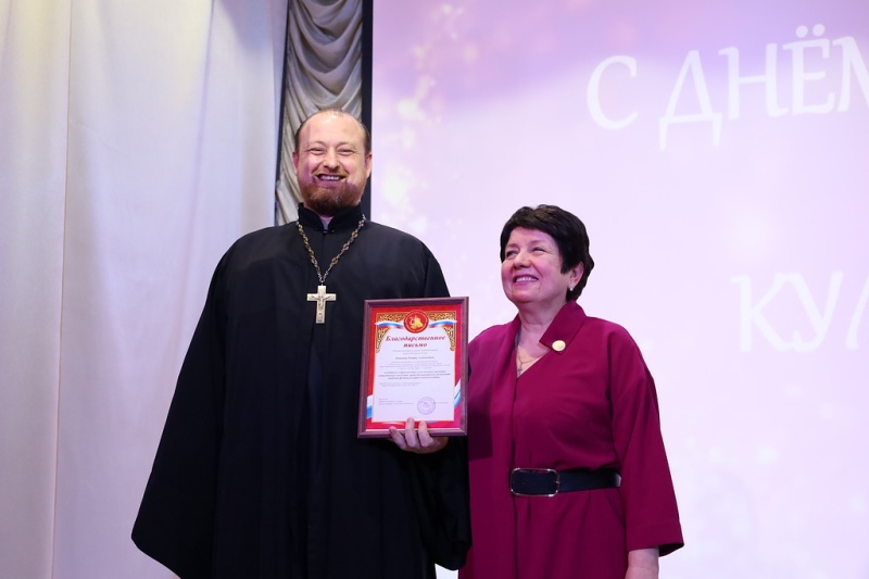 За активное сотрудничество в деле духовного развития подрастающего поколения и организацию фестивалей православной культуры награжден благочинный приходов Новошахтинского округа