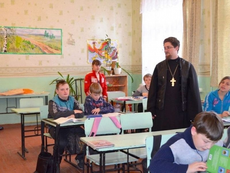 Иерей Серафим Азаров провёл урок ОПК в Глубокинской казачьей школе № 1
