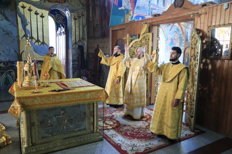 В день памяти апостола и евангелиста Луки Преосвященнейший епископ Симон совершил Божественную литургию в Покровском кафедральном соборе города Шахты