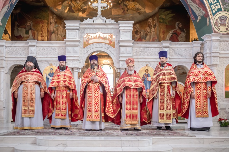 В день тезоименитства Святейшего Патриарха Московский и всея Руси Кирилла духовенство Александровск-Грушевского благочиния совершило богослужение в Покровском кафедральном соборе города Шахты