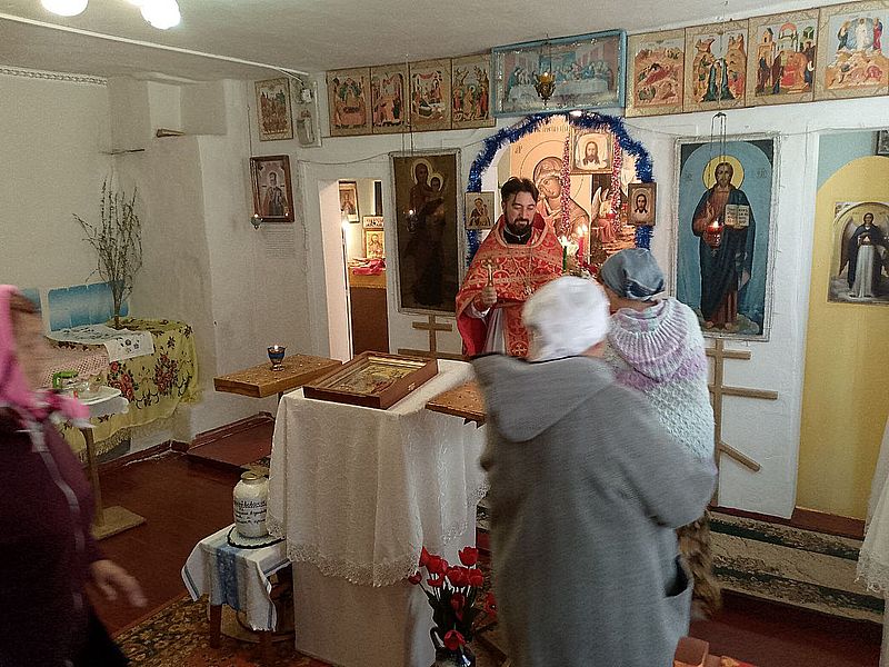 Божественная литургия в Светлый понедельник в Преображенском храме села Лысогорка