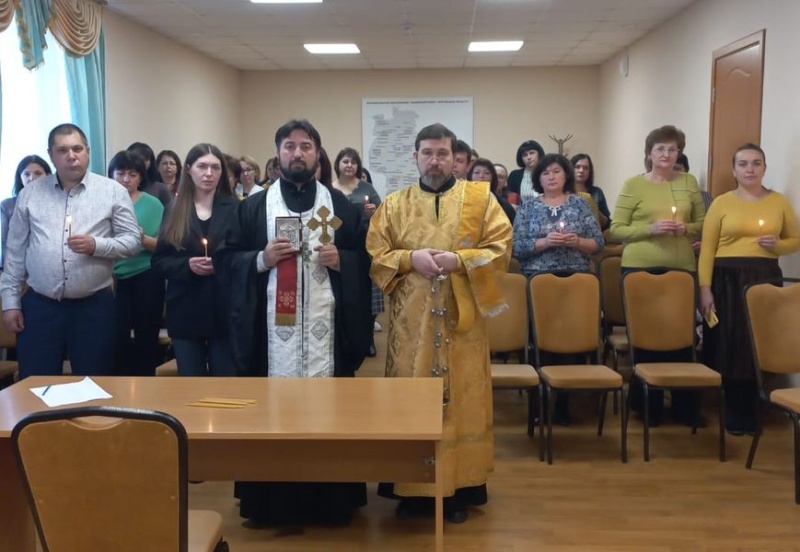 Протоиерей Игорь Жевердан совершил молебен и освятил здание Администрации Кашарского района