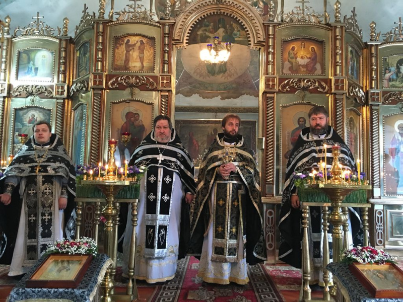 В храме в честь святого Николая Чудотворца г. Шахты духовенством соборно была совершена литургия Преждеосвященных Даров