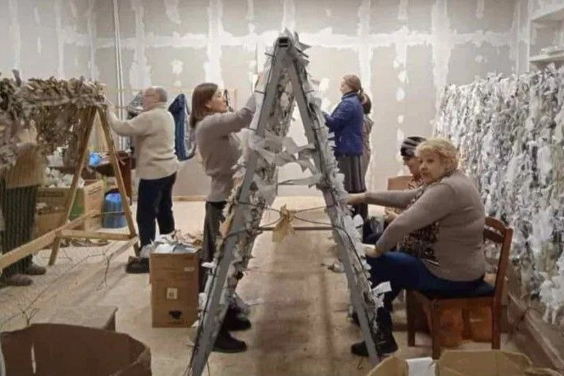 Объединение усилий: волонтеры поселка Каменоломни передали бойцам очередную партию маскировочных сетей