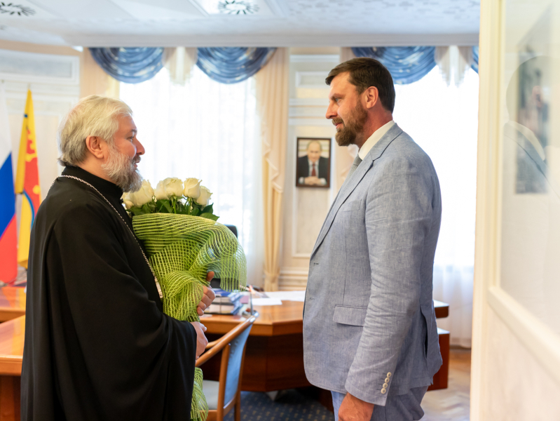 Преосвященнейший епископ Симон поздравил председателя городской Думы Максима Александровича Голодова с днём рождения