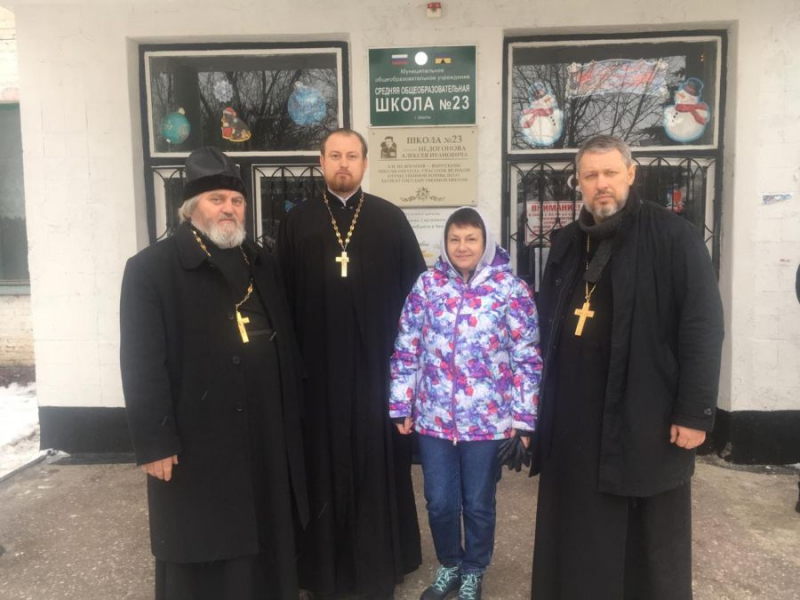 Спасатели-священники Шахтинской епархии принимают участие в работе по устранению последствий взрыва в многоквартирном доме города Шахты