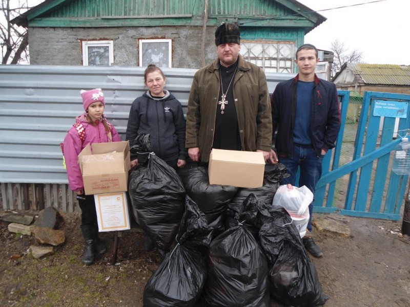 Добровольцы «Общины Милосердия» при храме Почаевской иконы Божией Матери собрали и передали вещи первой необходимости многодетной семье, находящейся в трудной жизненной ситуации