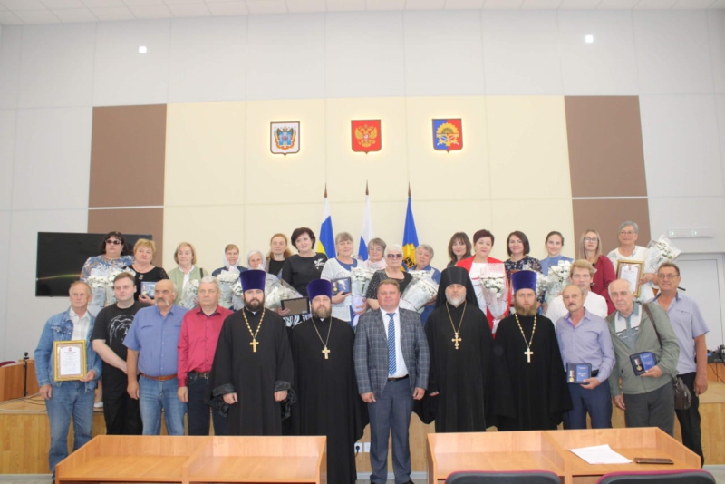 В Миллерово православным волонтерам вручили епархиальные награды 