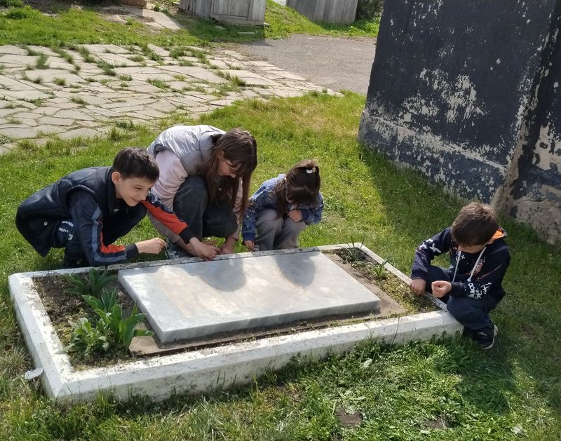 Воспитанники воскресной школы «Азы Православия» привели в порядок погост