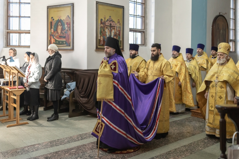 В день рождения Святейшего Патриарха Московского и всея Руси Кирилла епископ Симон совершил Литургию в Покровском кафедральном соборе города Шахты