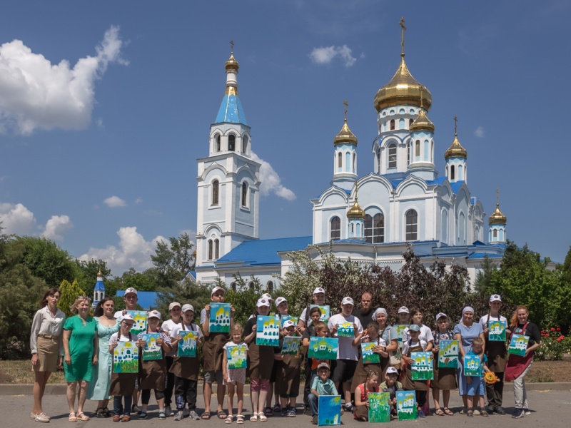 1 июня на территории Покровского кафедрального собора г. Шахты для детей инвалидов и инвалидов с ментальными расстройствами прошел мастер-класс по написанию картин на пленэре
