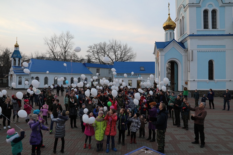 «Кемерово, мы с тобой». На Соборной площади города Шахты запустили белые шары и совершили заупокойное богослужение в память о погибших в торговом центре «Зимняя вишня»