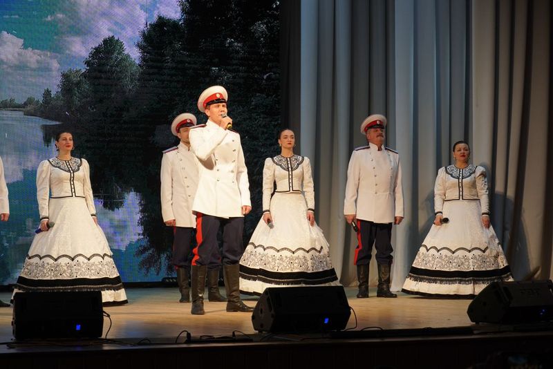 В Районном Дворце культуры поселка Каменоломни состоялся концерт, посвященный Дню защитника Отечества «Богатыри родной земли»