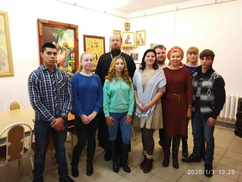 В воскресной школе храма Донской иконы Божией Матери состоялась встреча и духовная беседа протоиерея Романа Амплеева и православных добровольцев школы «Дельфин»