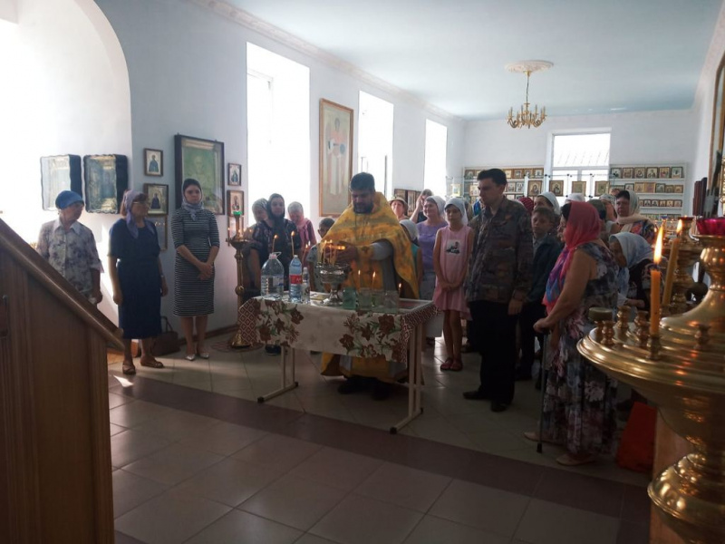 В храме святого благоверного князя Александра Невского батюшка Сергий отслужил молебен на начало нового учебного года