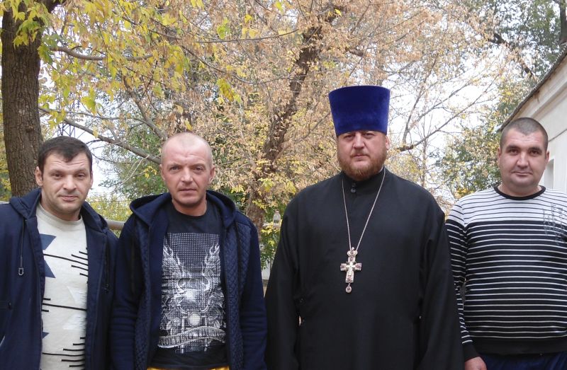 Настоятель храма Почаевской иконы Божией Матери протоиерей Вячеслав Лавлинский посетил подопечных наркологического отделения № 2 города Каменск-Шахтинский