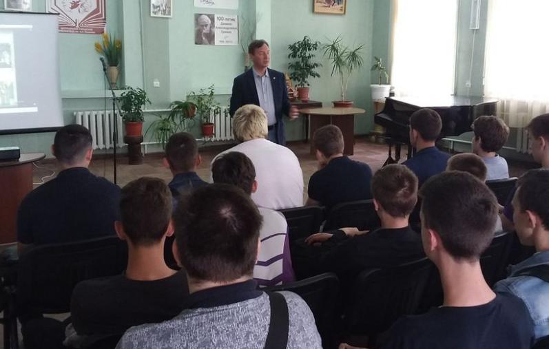 Епархиальный древлехранитель Шахтинской епархии И.Г. Шарков рассказал ученикам колледжа топлива и энергетики им. академика П.И. Степанова г. Шахты о значении миссии святых Кирилла и Мефодия для славянской цивилизации